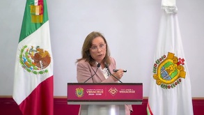 la gobernadora rocío nahle en una conferencia sobre las inundaciones en veracruz