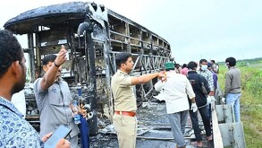 Camión en llamas tras un trágico choque en Kurnool, India.