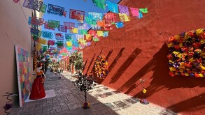 Miles de mariposas hechas con diferentes técnicas artesanales, además de catrinas y papel picado representan el Festival del paso de la mariposa.