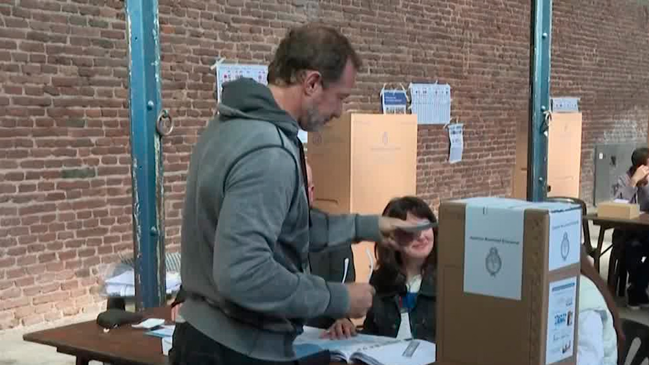 Javier Milei obtuvo un contundente triunfo en las elecciones legislativas de Argentina al lograr 40.84% de los votos.