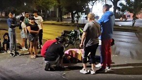 Motociclista accidentado en Guadalajara es atendido por paramédicos y vecinos