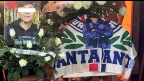 Féretro con bandera de las Chivas de José Eduardo Ramírez Ávalos, conocido como Lalito, durante la misa de cuerpo presente