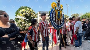 Amigos y familiares dan último adiós a Lalito, joven aficionado de Chivas