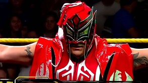 Ricardo Rodríguez luchando en NXT usando la máscara y el nombre de El Local.