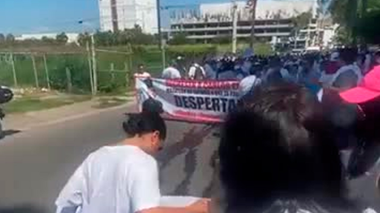 La convocatoria fue lanzada por Brenda Valenzuela Gil, madre del joven duranguense, quien aseguró que no se irá del puerto hasta encontrar a su hijo.