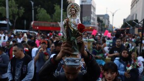 Miles de creyentes de San Judas Tadeo asisten a la Iglesia de San Hipólito, en Ciudad de México.