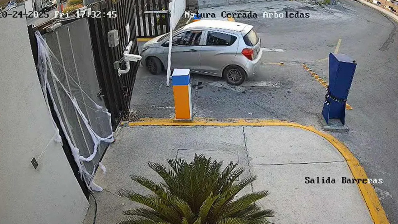 Una vecina del fraccionamiento Natura Cerrada Arboledas en Apodaca derribó el portón de acceso al no respetar la plumilla, dejando el portón inservible.