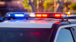 Patrulla con las sirenes encendidas.