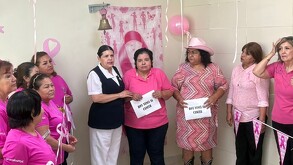 Mujeres tocaron la campana en celebración de vencer el cáncer de mama