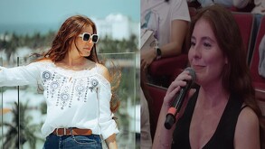 La política Natalia Montaño Ruelas sonríe mientras habla por un micrófono de mano. Tiene cabello castaño rojizo y un vestido negro. Una frase de diálogo azul di