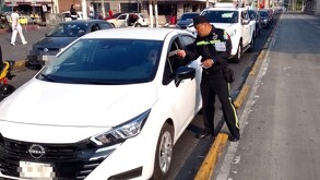 Policía de tránsito explicando sobre las medidas del Hoy No Circula en CdMx y Edomex.