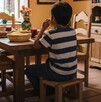 El niño está comiendo una quesadilla en el comedor de su casa y posteriormente murió. El niño está comiendo una quesadilla en el comedor de su casa y posteriormente murió.