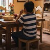 El niño está comiendo una quesadilla en el comedor de su casa y posteriormente murió.