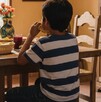 El niño está comiendo una quesadilla en el comedor de su casa y posteriormente murió. El niño está comiendo una quesadilla en el comedor de su casa y posteriormente murió.