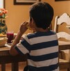 El niño está comiendo una quesadilla en el comedor de su casa y posteriormente murió. El niño está comiendo una quesadilla en el comedor de su casa y posteriormente murió.