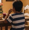 El niño está comiendo una quesadilla en el comedor de su casa y posteriormente murió. El niño está comiendo una quesadilla en el comedor de su casa y posteriormente murió.