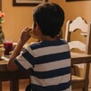 El niño está comiendo una quesadilla en el comedor de su casa y posteriormente murió. El niño está comiendo una quesadilla en el comedor de su casa y posteriormente murió.