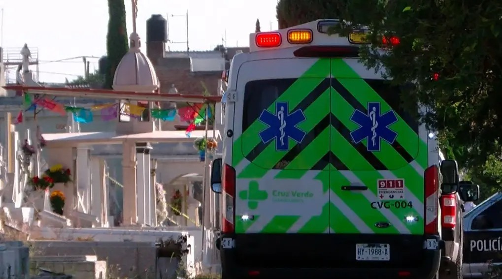 Ambulancia de la Cruz Verde de Guadalajara en medio de criptas y tumbas en el Panteón de Guadalajara Ambulancia de la Cruz Verde de Guadalajara en medio de criptas y tumbas en el Panteón de Guadalajara