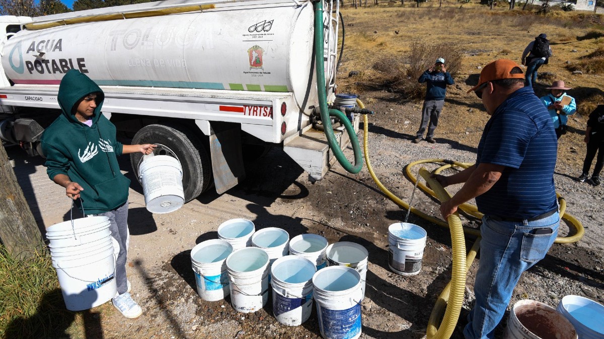 Personas abasteciéndose de agua a través de servicio de pipas en el Estado de México Personas abasteciéndose de agua a través de servicio de pipas en el Estado de México