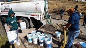 Personas abasteciéndose de agua a través de servicio de pipas en el Estado de México