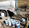 Personas abasteciéndose de agua a través de servicio de pipas en el Estado de México Personas abasteciéndose de agua a través de servicio de pipas en el Estado de México