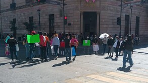 Familiares de mujer acusada como cómplice de robo de bebé manifestándose en calles de Durango por su detención.
