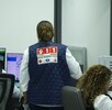 Mujer de espaldas con chaleco del C5 y llamado de emergencias 911 Mujer de espaldas con chaleco del C5 y llamado de emergencias 911