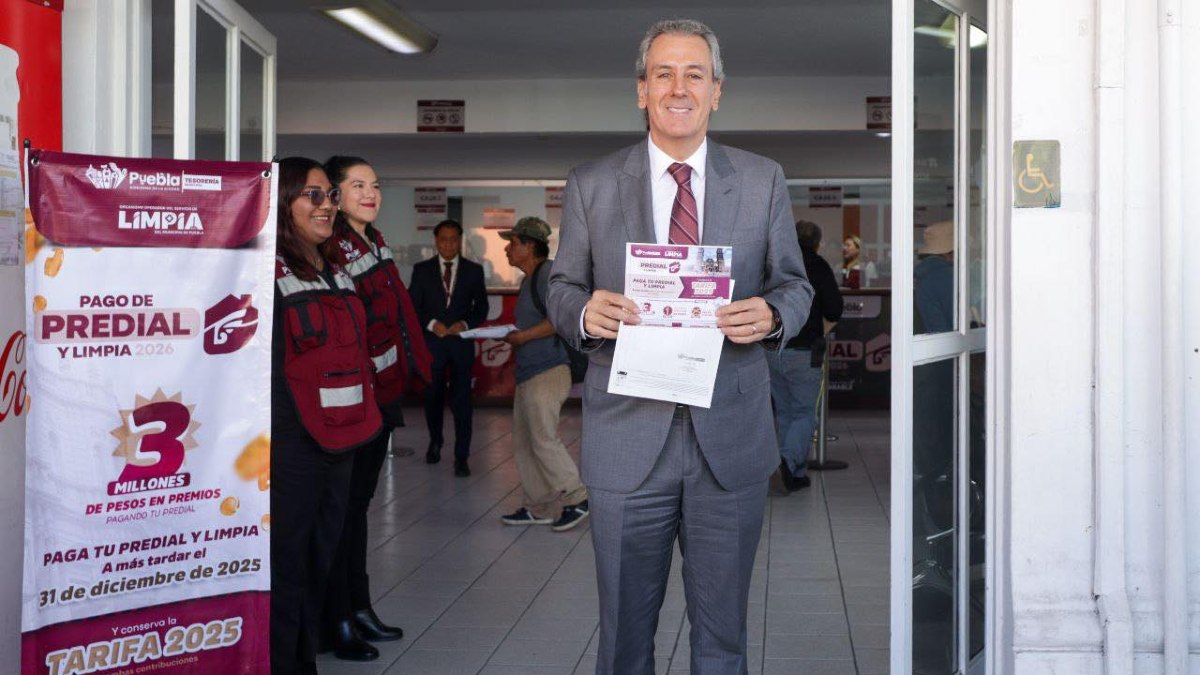 pepe chedraui muestra su recibo del pago anticipado del predial puebla 2026