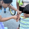 Niña siendo vacunada contra el sarampión en Michoacán Niña siendo vacunada contra el sarampión en Michoacán