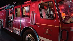Camión de bomberos de Guadalajara presentes en la colonia Santa Cecilia donde ocurrió el incendio dentro de la casa