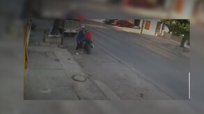 Imagen de cámaras de seguridad que captaron un robo, se ve el sujeto responsable con la moto ajena.