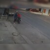 Imagen de cámaras de seguridad que captaron un robo, se ve el sujeto responsable con la moto ajena.