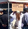 Personas manifestándose en carretera a Nogales en Jalisco con letrero sobre la importancia del maíz en México Personas manifestándose en carretera a Nogales en Jalisco con letrero sobre la importancia del maíz en México