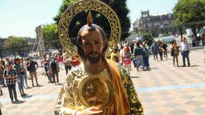 Imagen de San Judas Tadeo con una llama en la cabeza