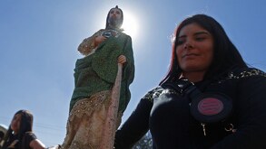 Devota con imagen de San Judas Tadeo en celebración del 28 de octubre