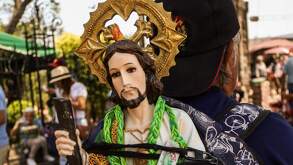 Fieles cargan figuras de San Judas para venerarlo en su día