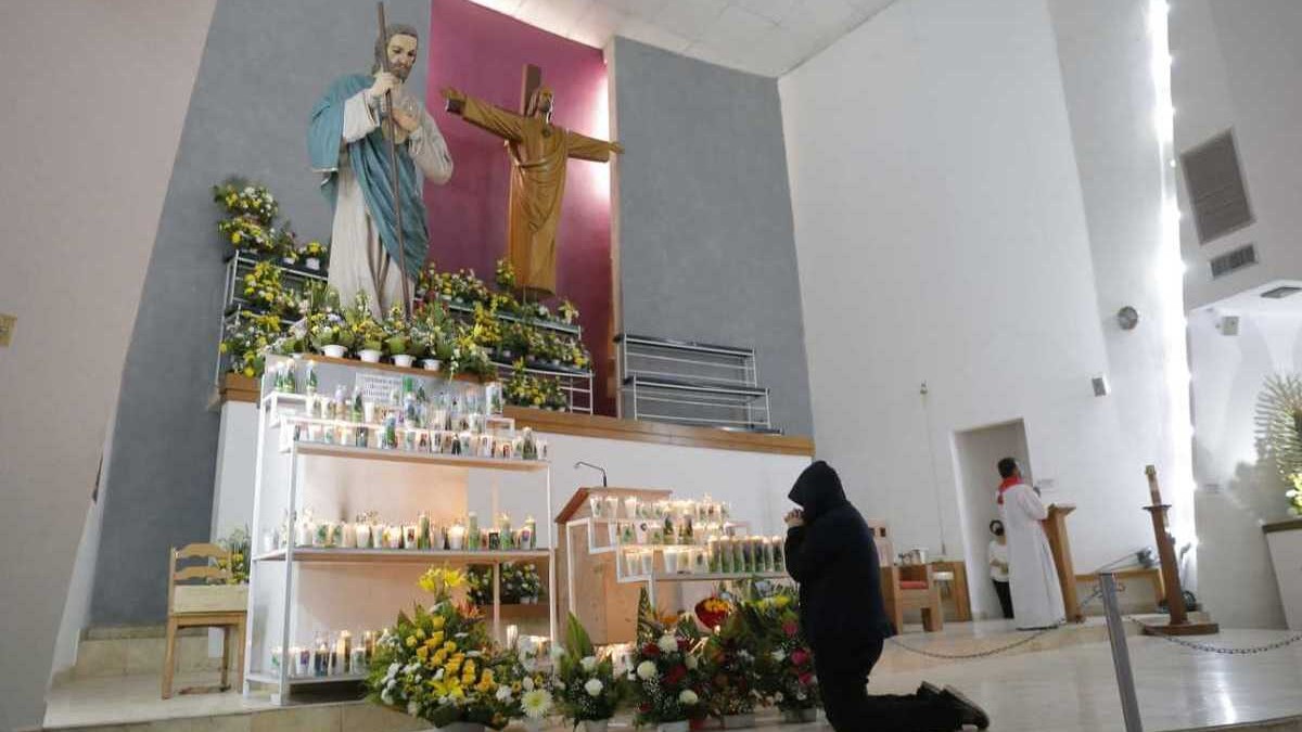 Parroquia de San Judas Tadeo por dentro en Torreón, decorada con imágenes religiosas del santo. Parroquia de San Judas Tadeo por dentro en Torreón, decorada con imágenes religiosas del santo.
