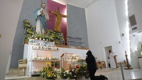 Parroquia de San Judas Tadeo por dentro en Torreón, decorada con imágenes religiosas del santo.