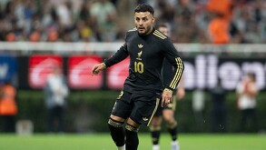 Alexis Vega disputando un partido de preparación con la Selección Mexicana antes del Mundial de 2026.