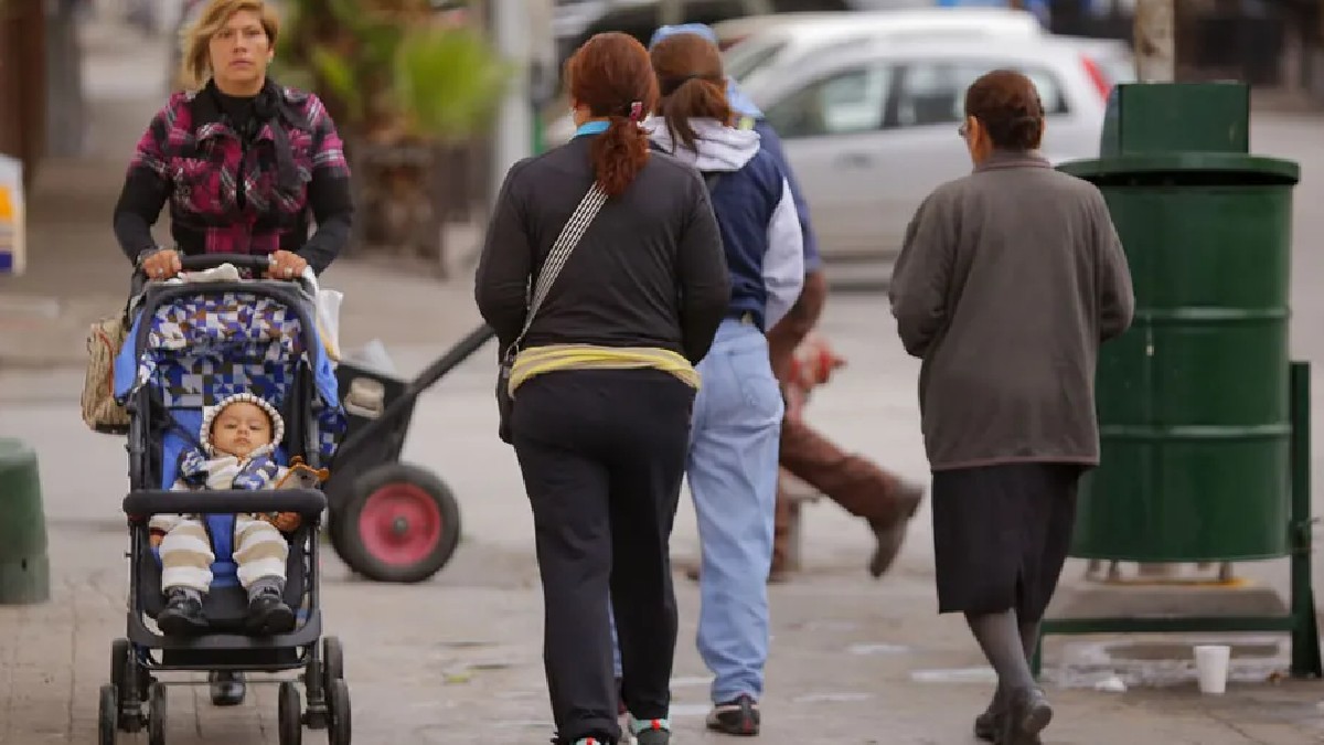 Mujeres con frío y abrigadas caminando por las calles, con bajas temperaturas en el ambiente.