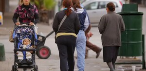 Mujeres con frío y abrigadas caminando por las calles, con bajas temperaturas en el ambiente. Mujeres con frío y abrigadas caminando por las calles, con bajas temperaturas en el ambiente.