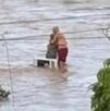 un hombre y una mujer se abrazan para sobrevivir a las inundaciones en veracruz