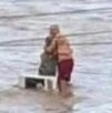 un hombre y una mujer se abrazan para sobrevivir a las inundaciones en veracruz un hombre y una mujer se abrazan para sobrevivir a las inundaciones en veracruz