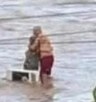 un hombre y una mujer se abrazan para sobrevivir a las inundaciones en veracruz un hombre y una mujer se abrazan para sobrevivir a las inundaciones en veracruz