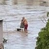 un hombre y una mujer se abrazan para sobrevivir a las inundaciones en veracruz un hombre y una mujer se abrazan para sobrevivir a las inundaciones en veracruz