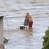 un hombre y una mujer se abrazan para sobrevivir a las inundaciones en veracruz un hombre y una mujer se abrazan para sobrevivir a las inundaciones en veracruz