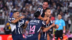 Sergio Canales marcó un golazo de tiro libre durante el partido correspondiente a la jornada 12 del torneo Apertura 2024.