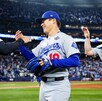 Shohei Ohtani felicitando a Yoshinobu Yamamoto tras su actuación histórica en Serie Mundial; detrás viene Will Smith, cátcher de los Dodgers. Shohei Ohtani felicitando a Yoshinobu Yamamoto tras su actuación histórica en Serie Mundial; detrás viene Will Smith, cátcher de los Dodgers.