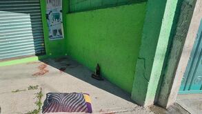 botellas de cerveza en una calle donde fueron baleados tres hombres en la resurrección