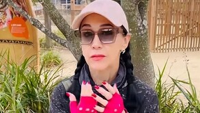 En la imagen aparce Susana Zabaleta con lentes oscuros y y guantes rojos.